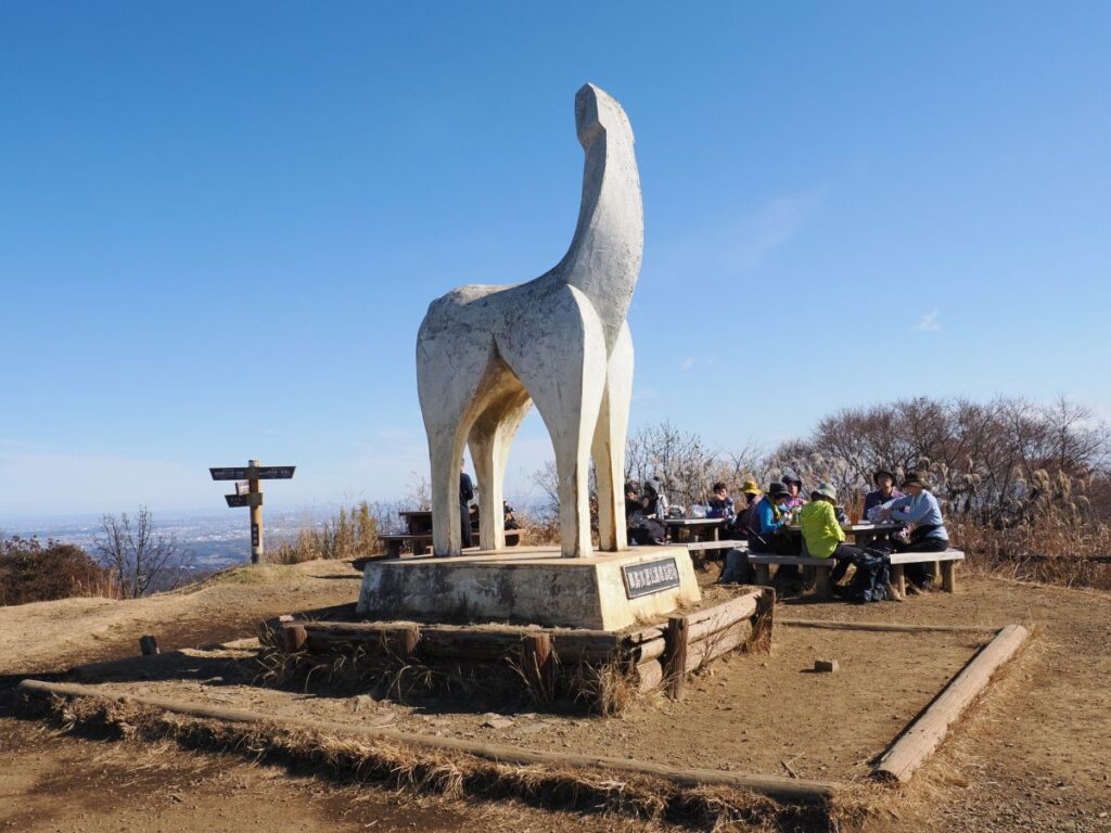 陣馬山頂の白馬の像