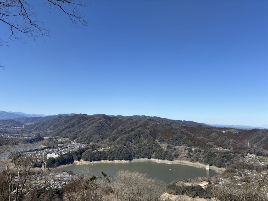 城山山頂より見た高尾山・陣馬山方面
